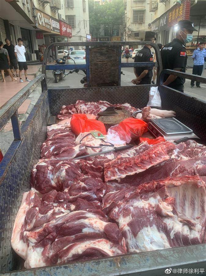 江西城管回应"扣押小贩300斤猪肉":肉已送福利院,会以市价退还
