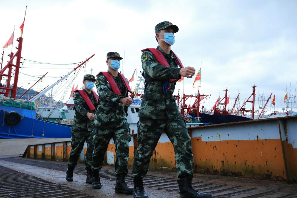 海警执法员开展东海开渔巡逻(9月16日摄).新华社发(韦南芳 摄)