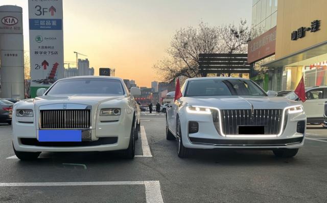 花36万买红旗h9白色定制版遇到同色rr古斯特时车主掀开引擎盖