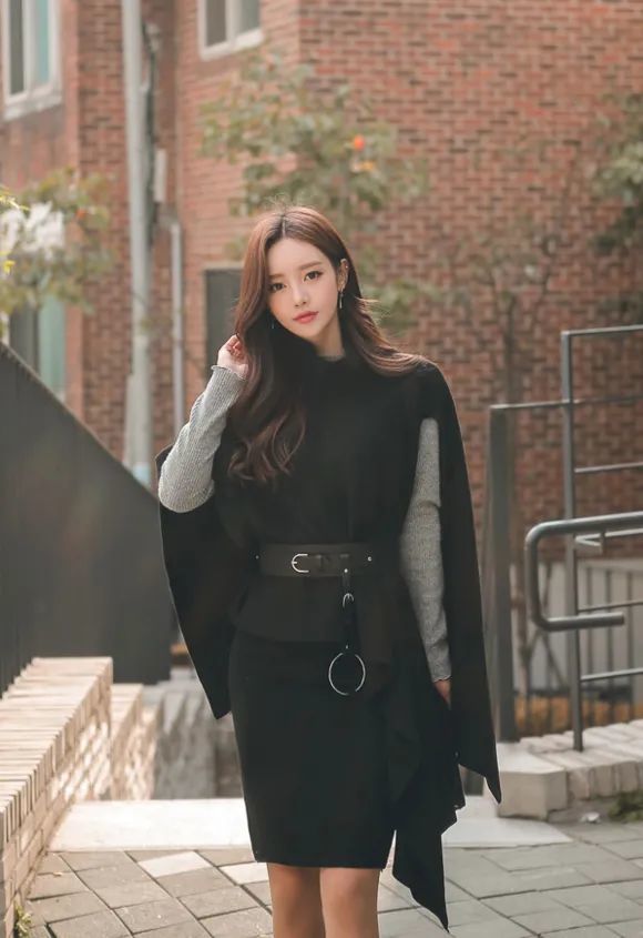 美图赏析孙允珠香榭午茶高领礼袍式束腰风衣