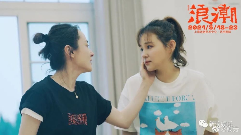 戏外的钱芳很低调,悄悄和演员周琳皓结了婚,女儿更是可爱到爆炸.