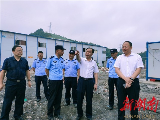 9月18日,湘西土家族苗族自治州副州长,公安局长周燕飞一行,到吉首高铁