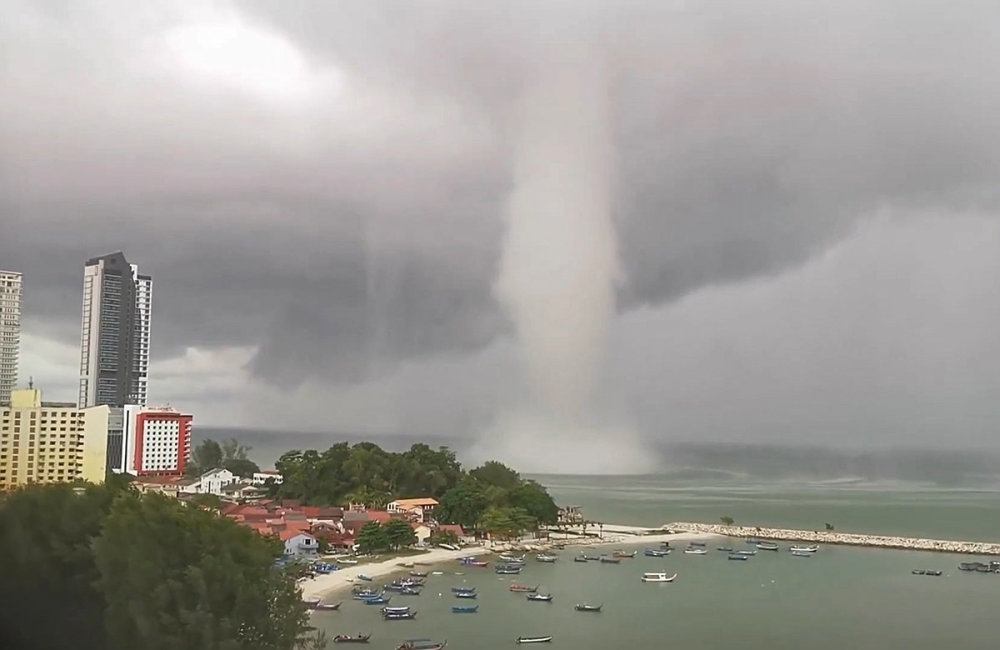 14年前的高邮龙吸水,云中有龙是真的吗?