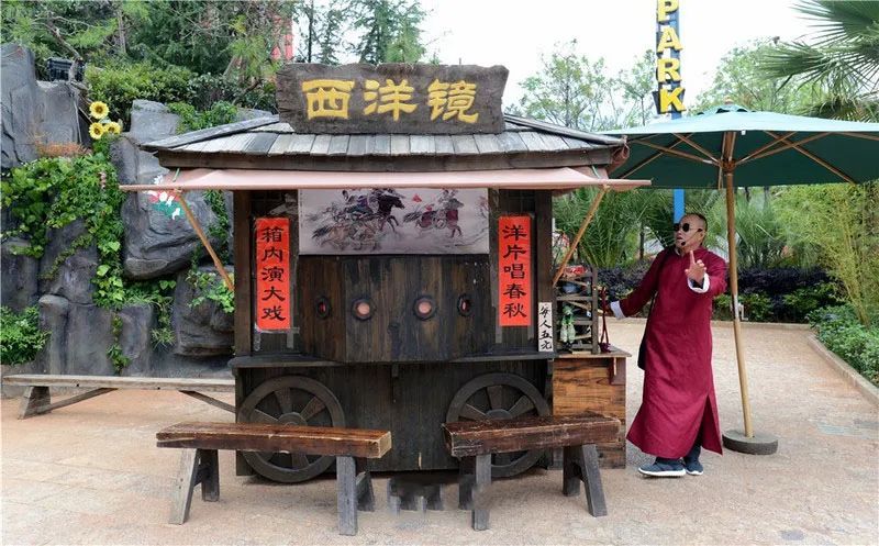 往里头瞧来,往里头看西洋镜表演小贩的叫卖吆喝声此起彼伏人声鼎沸间