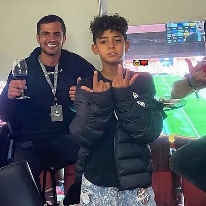 迷你罗出生时,父亲c罗已经离开曼联,因此这是他第一