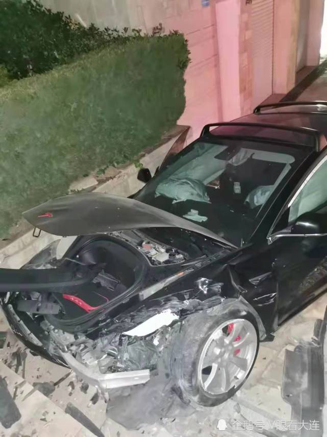 大连一小区内一特斯拉连撞两辆车!疑因刹车失灵