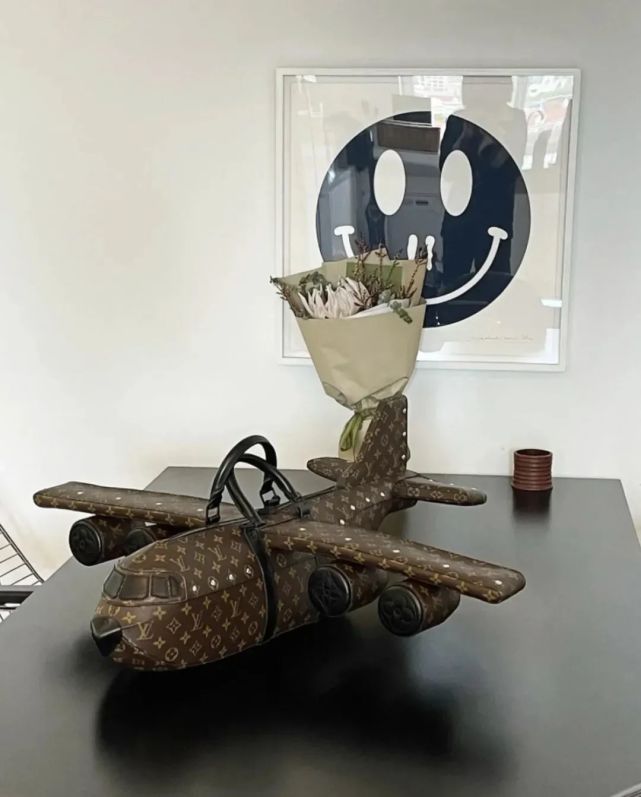 不过飞机包比较重,日常背着出门还是有点不日常的.