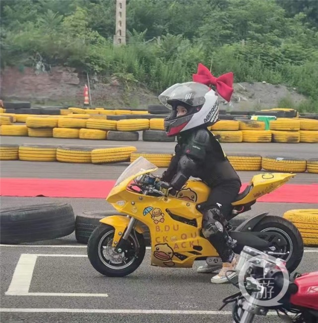 4岁追风少女成中国最小摩托车手还成功带妈妈入坑