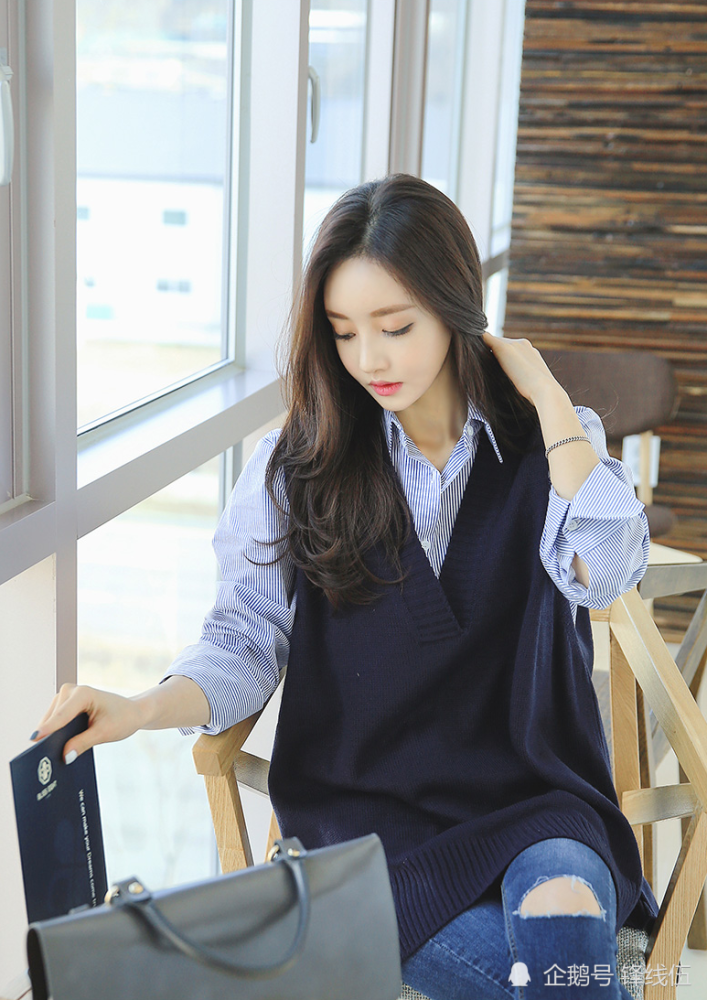 小仙女孙允珠深邃藏青色知性针织背心