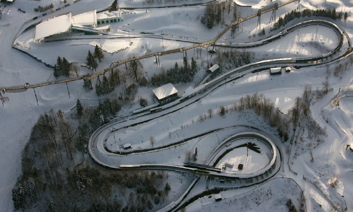 钢架雪车比赛赛道图片