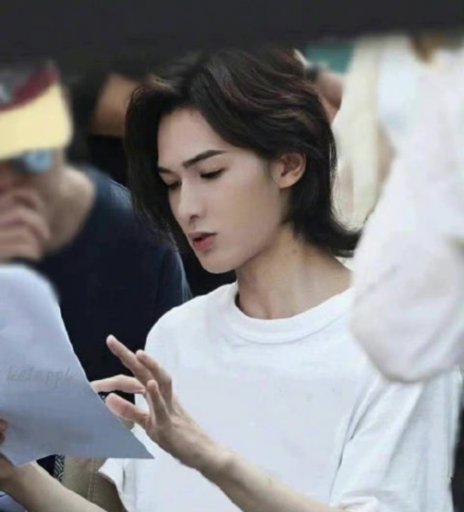 朱正廷冰球少年饭拍,长发造型好日系 - 520常识网