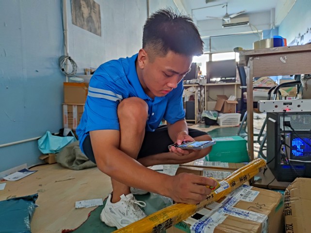 00后快递小哥侯加乐脚踏实地做对社会有用的人