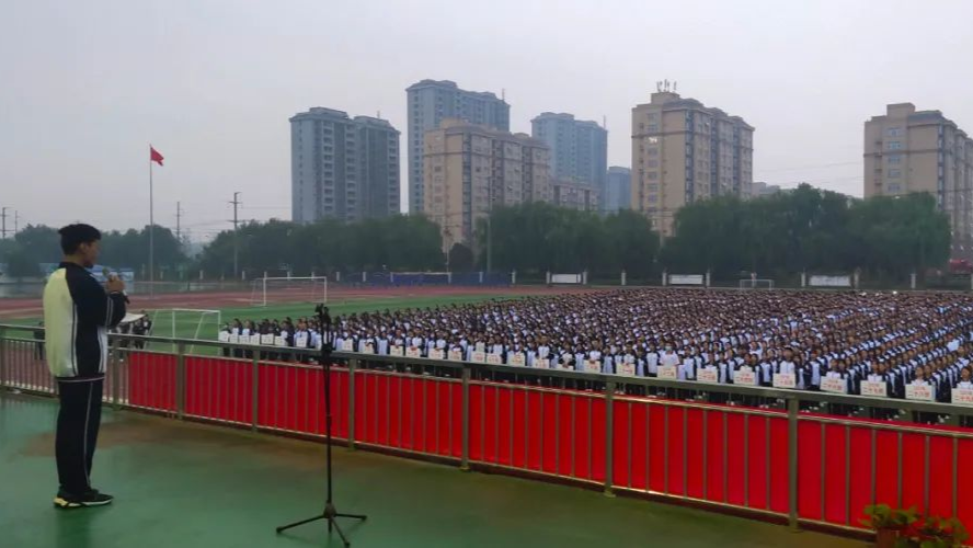 成武二中隆重举行纪念九一八事变90周年升旗仪式