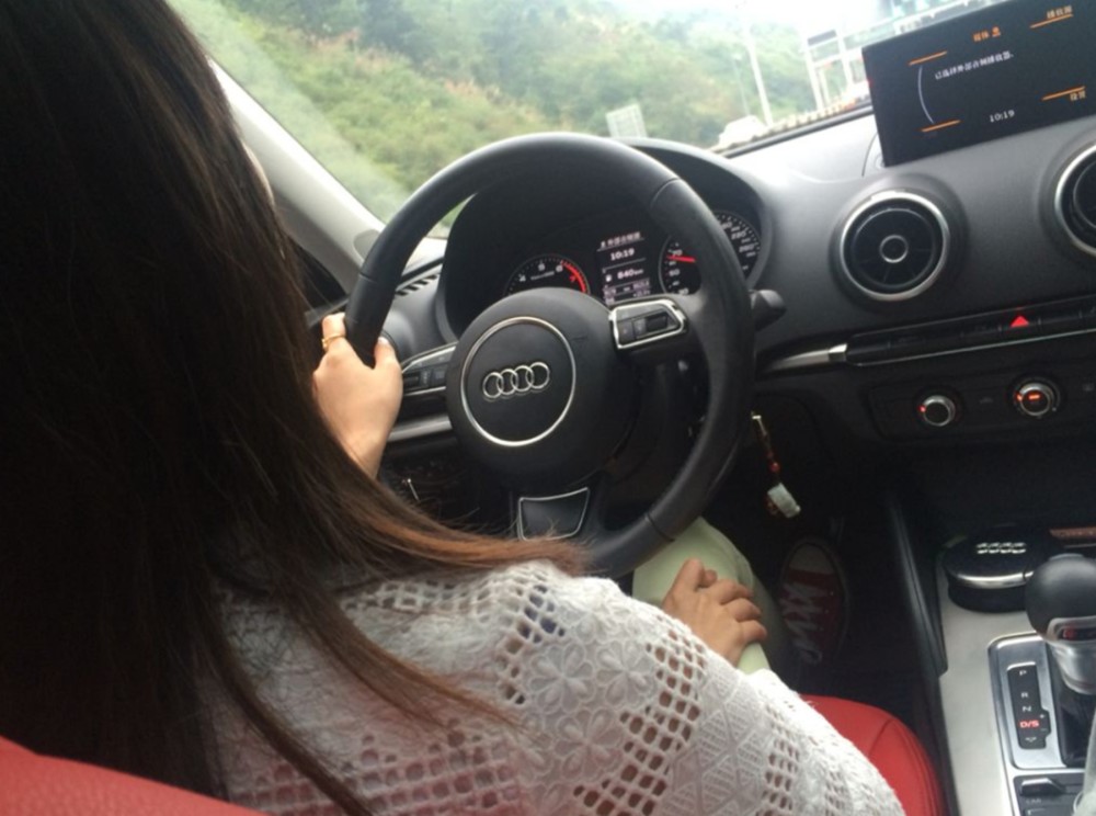 女子开奥迪a6l跑高速,一小时走了30公里,后备箱还躺了个大活人