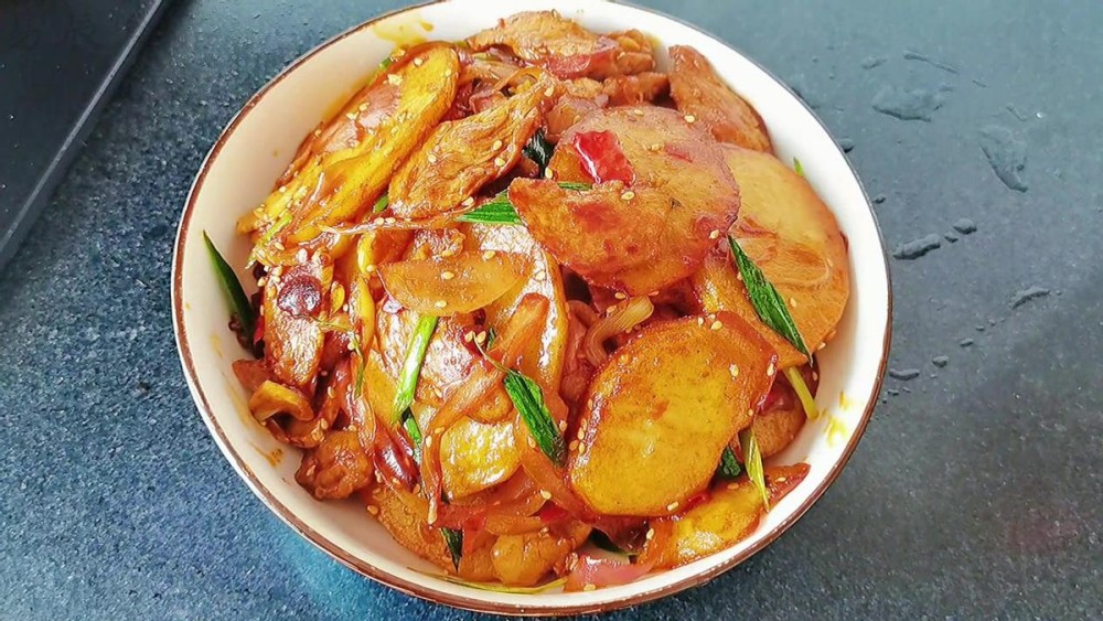 今日易辰美食关键词:土豆,土豆片,回锅土豆片,外焦里嫩,入口绵软,家常