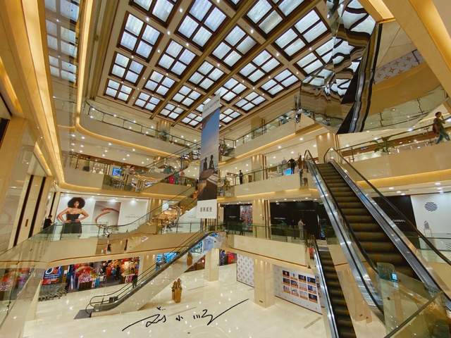 重庆观音桥最高档的商场,有唯一的lv专卖店,很多游客却没注意到