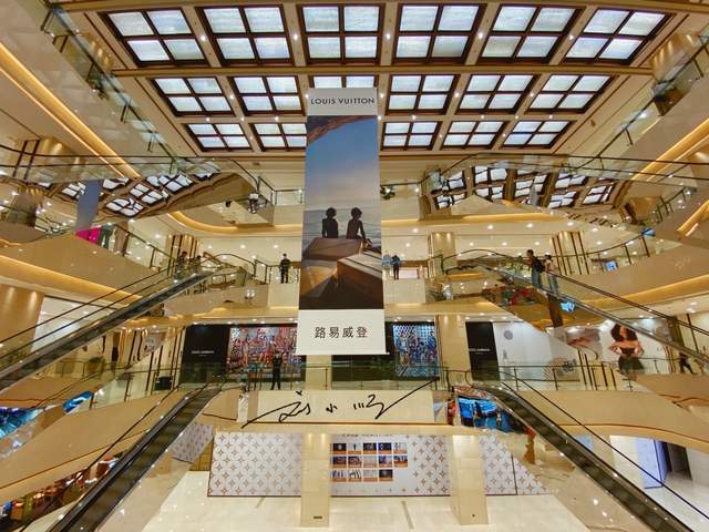 重庆观音桥最高档的商场,有唯一的lv专卖店,很多游客却没注意到
