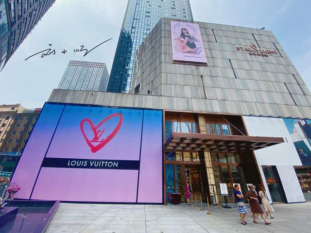 重庆观音桥最高档的商场有唯一的lv专卖店很多游客却没注意到
