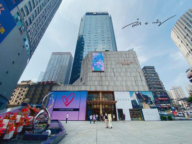 重庆观音桥最高档的商场,有唯一的lv专卖店,很多游客却没注意到