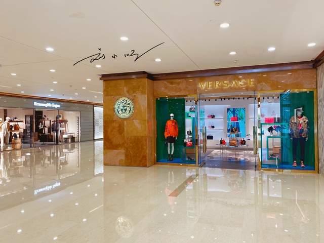 重庆观音桥最高档的商场,有唯一的lv专卖店,很多游客却没注意到