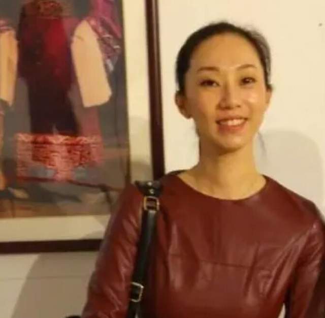 罕见！侯耀文大女儿露面，41岁气质出众，穿旗袍与郭德纲于谦同框