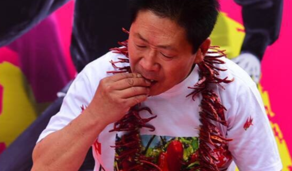 辣王李永志参加无数吃辣大赛一天5斤辣椒配白酒他胃还好吗