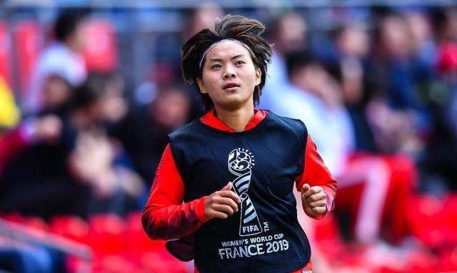 中国女梅西王霜梅开二度击败韩国队带领中国女足冲进奥运