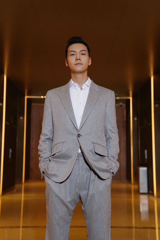 陈伟霆灰色西装清爽帅气 双手插兜器宇轩昂显熟男魅力