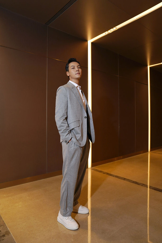 陈伟霆灰色西装清爽帅气.陈伟霆西装造型有型.