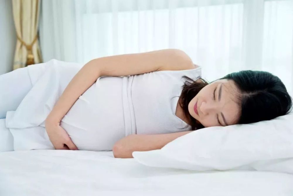 孕晚期的这两个睡姿容易压到胎儿等感到不适才改就晚了