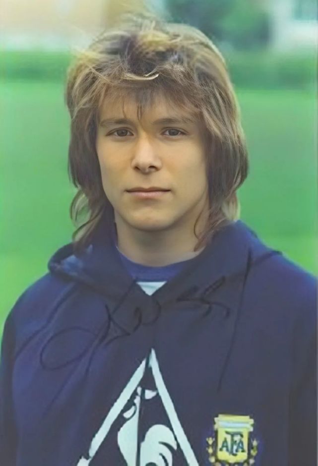 足坛风之子卡尼吉亚马拉多纳挚友不羁的长发被毒品毁掉生涯