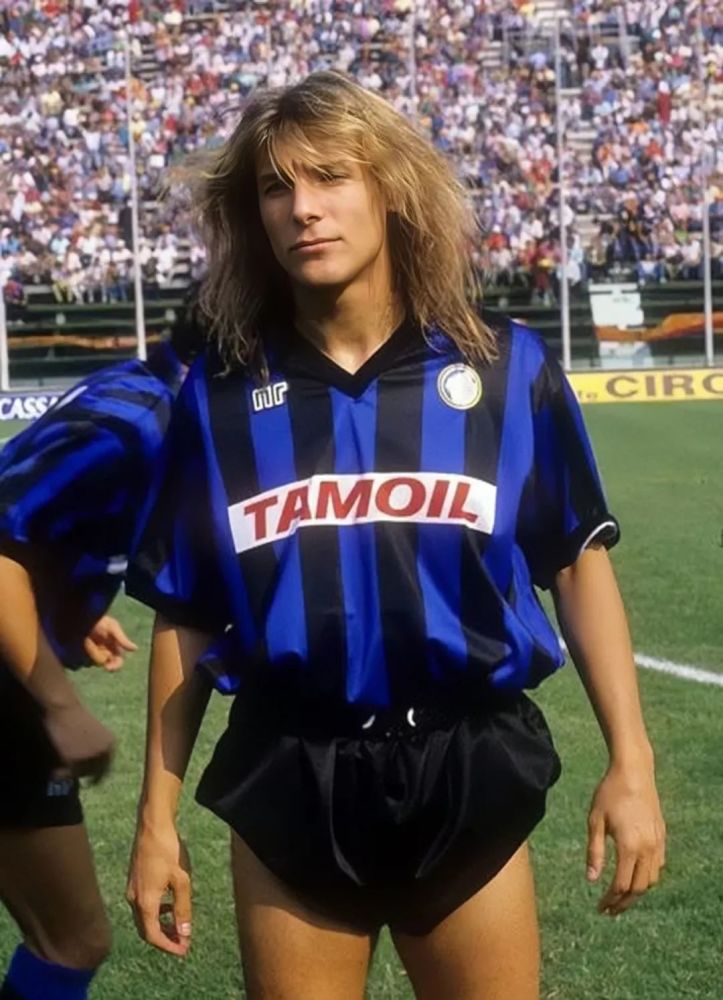 足坛风之子卡尼吉亚:马拉多纳挚友,不羁的长发,被毒品毁掉生涯_腾讯