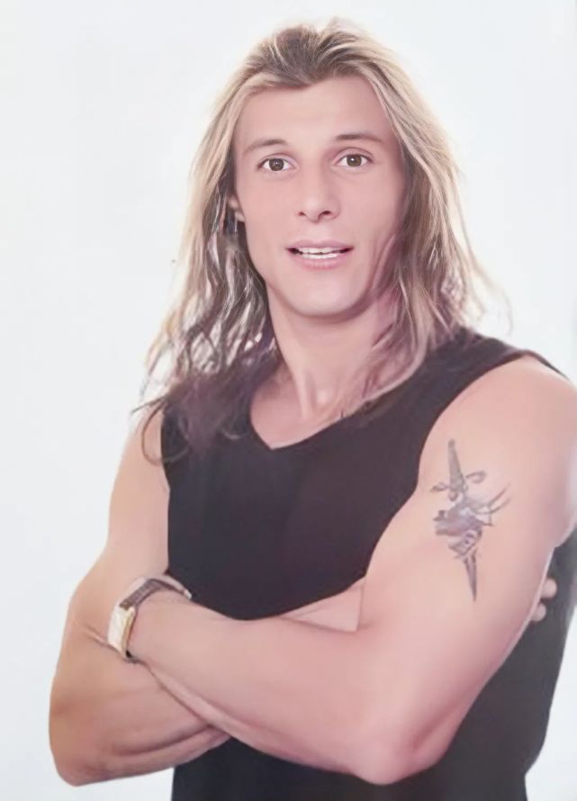 足坛风之子卡尼吉亚:马拉多纳挚友,不羁的长发,被毒品毁掉生涯_腾讯