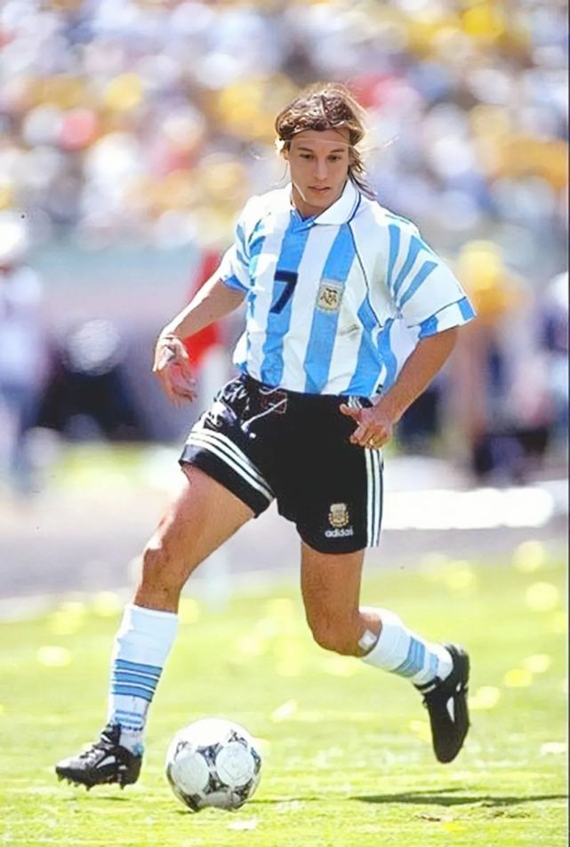 足坛风之子卡尼吉亚:马拉多纳挚友,不羁的长发,被毒品毁掉生涯