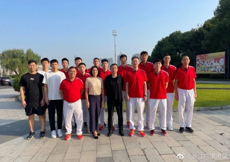 浙江男篮 CBA四消息，浙江整装待发，首钢前外援赛季报销，姚明尴尬瞬间