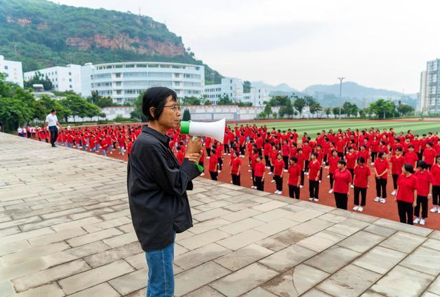 "最美乡村教师"张桂梅,含泪朗读给父母的家书,感动无数人_腾讯新闻