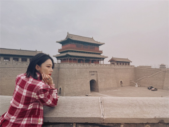 张馨予晒景区游客照，身穿红格纹套装干练十足，手上婚戒抢镜