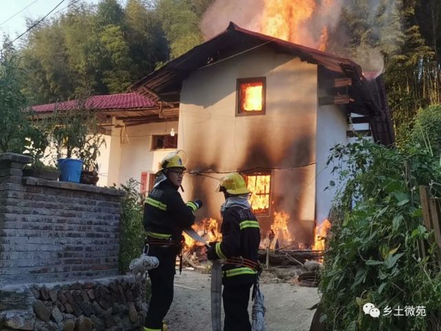 赣县一栋修缮一新的老房子失火被烧