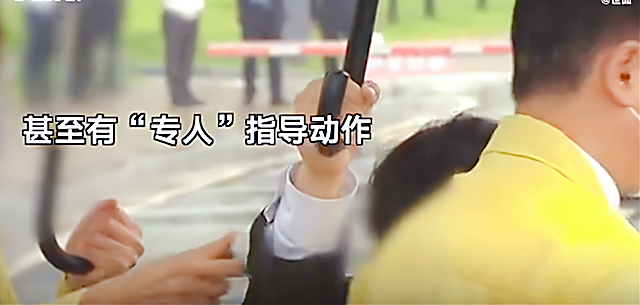 "专人"对跪地员工进行动作指导