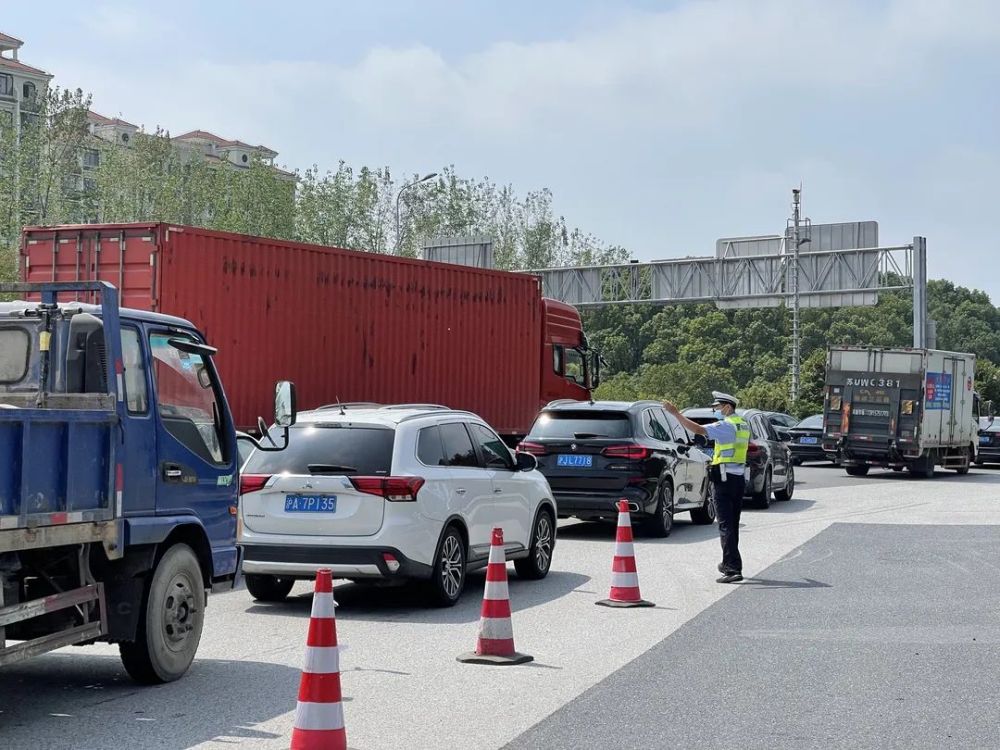 中秋小长假出城车流增多g50沪渝高速出现部分拥堵