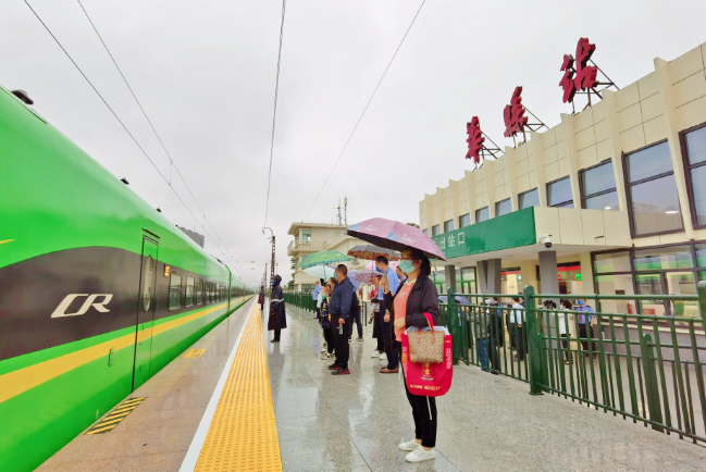 华县站"复兴号"动集动车组正式开行!