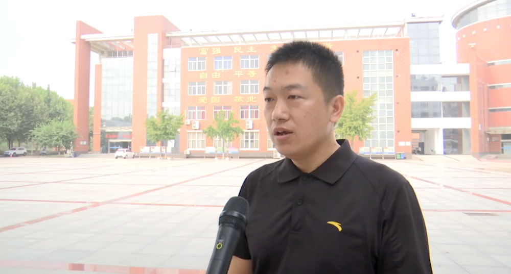 鹿泉一中教师 杜军朝被评为道德模范,我感到很高兴,在今后的工作中,我
