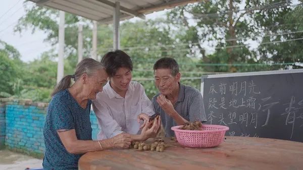 回农村任教'95后'男孩毕业后签6年乡村教师"等关于他的话题在抖音