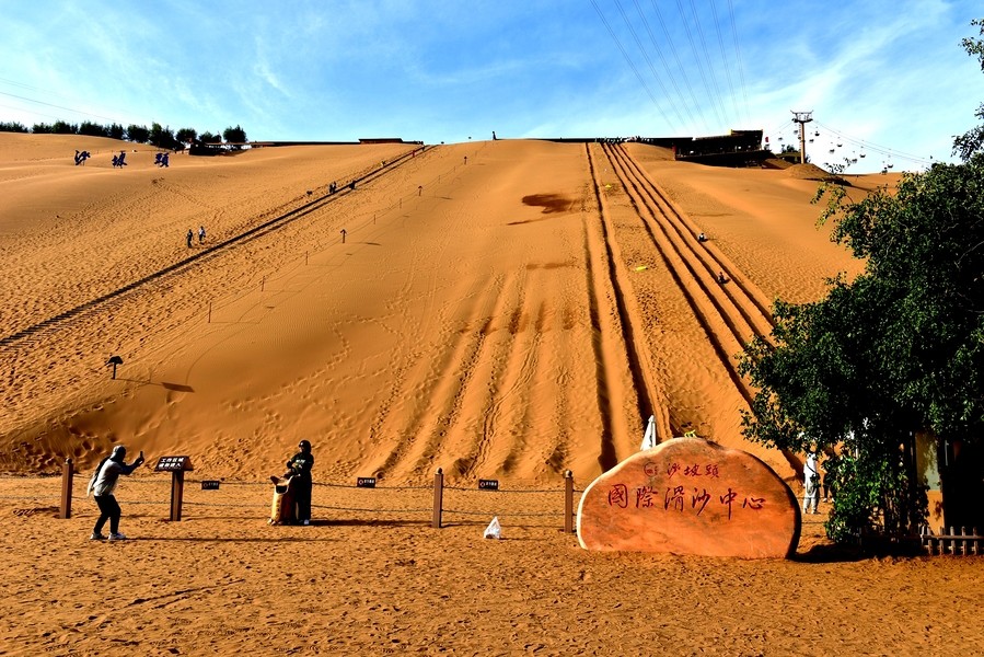 集西北风光之雄奇江南景色之秀美于一身的旅游风景区中卫沙坡头