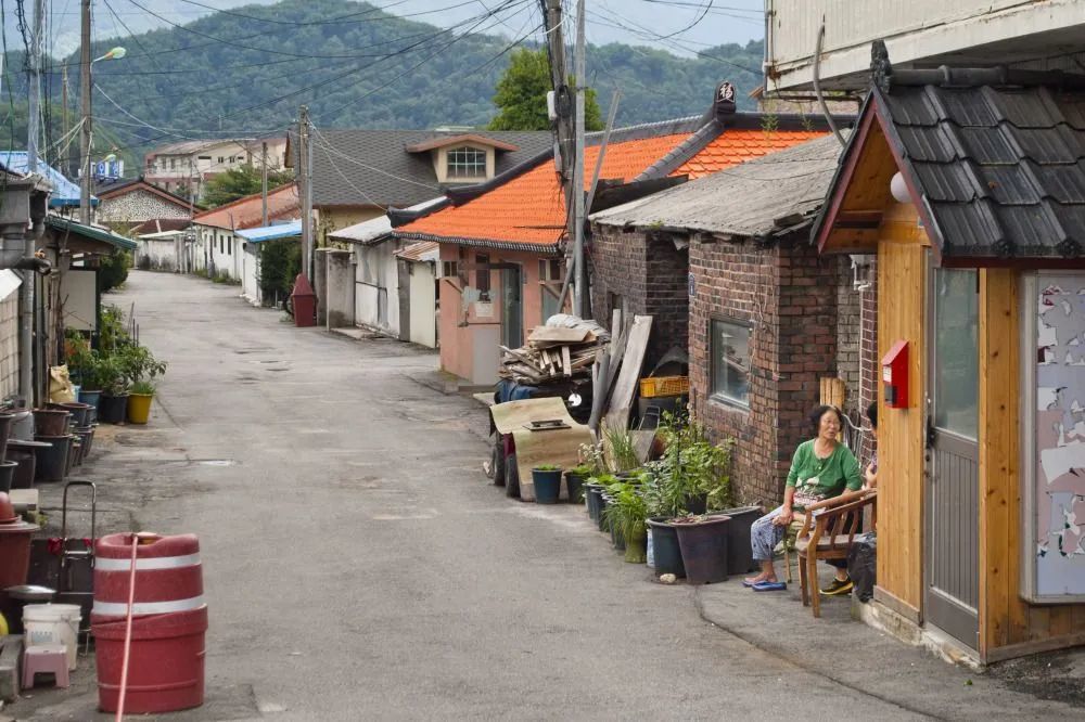韩国农村空巢老人出门全靠走村落十室七空留守皆老朽