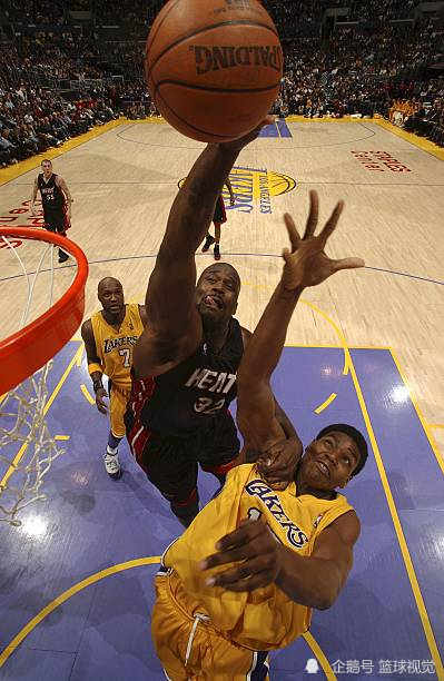 在扣篮后,显的特别兴奋,在转换进攻的过程中,故意推搡奥尼尔