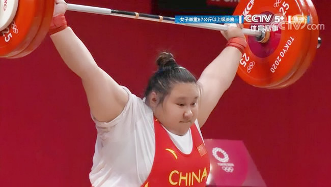 之后张曼玲,孟苏平和范宇欣最终抓举成绩为125公斤,13