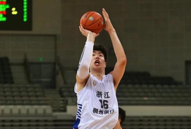 余乐平 单场砍31＋12！2.22米小姚明展现统治力 冲击NBA非难事？