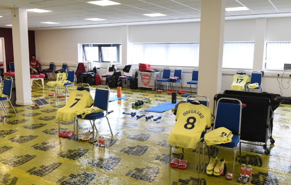 第5轮阿森纳客场挑战伯恩利,枪手跟队记者拍下伯恩利球场的客队更衣室