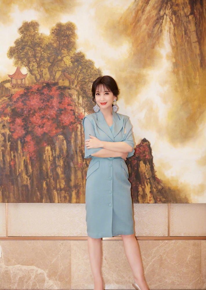 被66岁的赵雅芝惊艳八字刘海甜美又优雅染棕色头发显白又高级